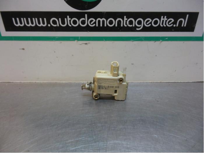 Moteur de verrouillage clapet réservoir d'un Volkswagen Pol, Autos : Pièces & Accessoires, Volkswagen, -, Utilisé, -