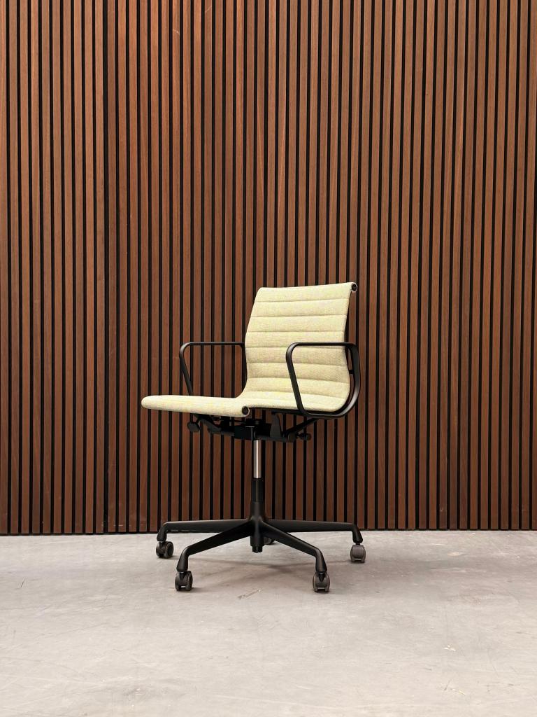 Vitra Eames Alumium chair - EA 118