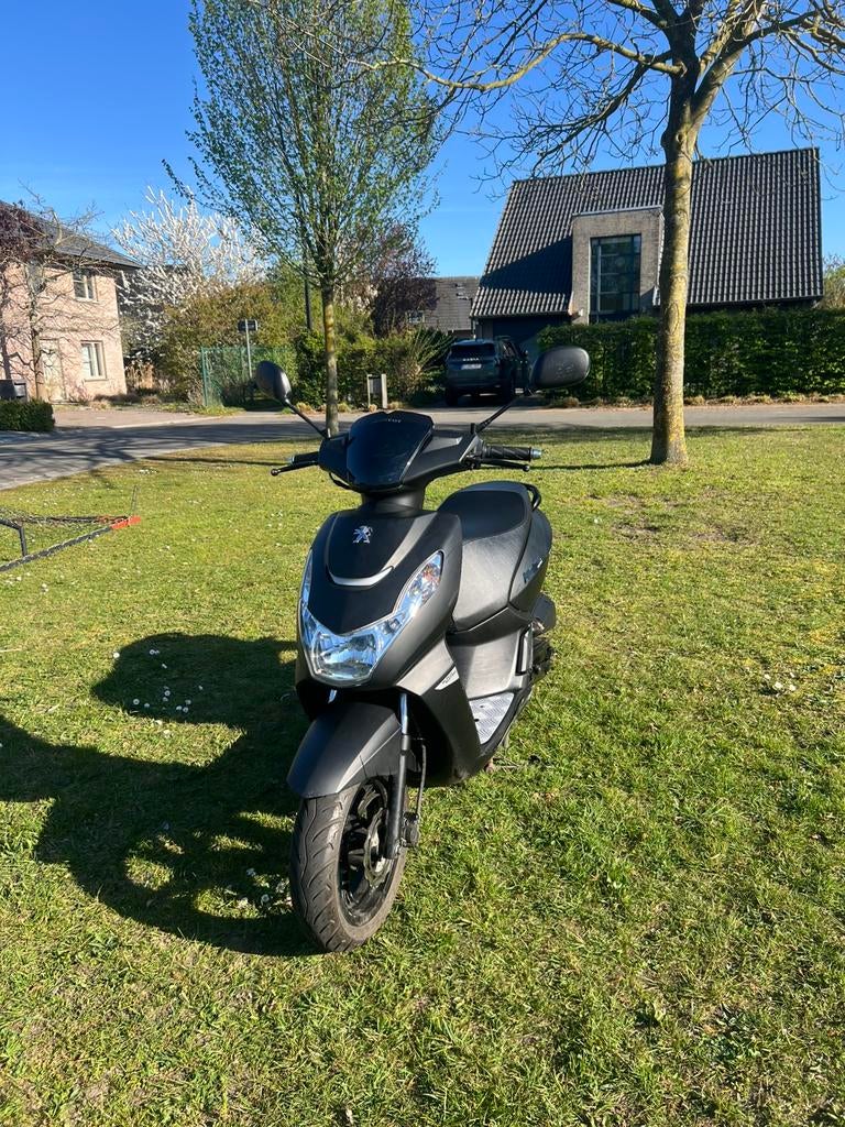 Peugeot Kisbee black edition A klasse, Vélos & Vélomoteurs, Scooters | Peugeot, Enlèvement, Utilisé, Classe A (25 km/h), Essence