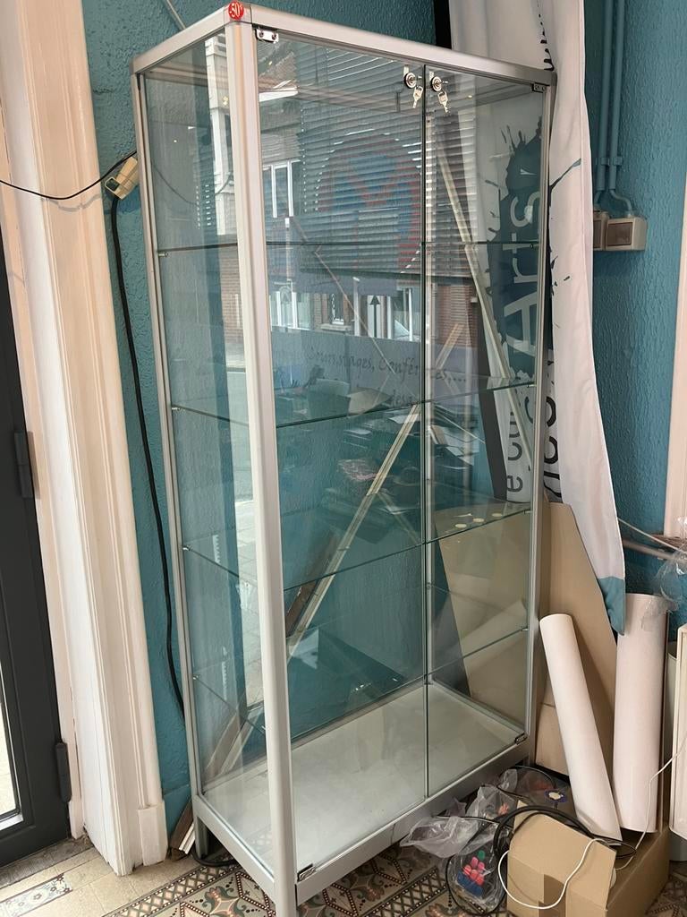 Vitrine avec fermeture à clé, Enlèvement