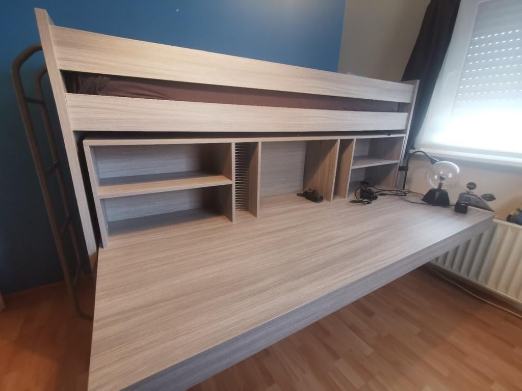 Bureau inclusief bed, zeer degelijk materiaal., Ophalen