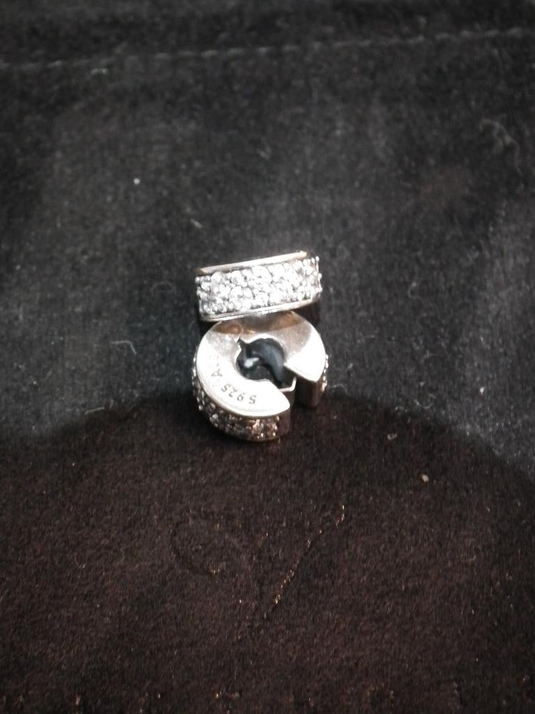 2 clips argenté de la marque Pandora, Autres représentations, Comme neuf, Avec strass, Argent