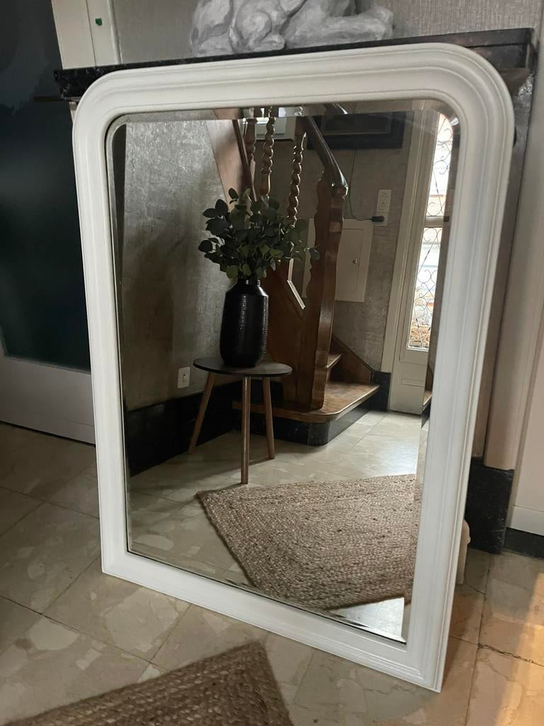 Beau miroir blanc dans un cadre en bois, Enlèvement, Comme neuf