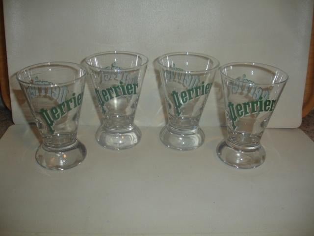 10 glazen Perier aan € 0,60 per glas of € 5,00 voor alles, Ophalen of Verzenden, Zo goed als nieuw, Frisdrankglas