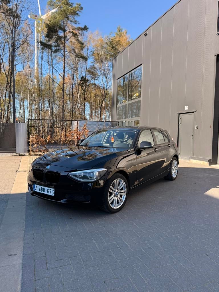BMW 114d 2013 – Zuinig, Betrouwbaar en Perfect Onderhouden, Auto's, BMW, Voorwielaandrijving, Euro 5, Zwart, Bedrijf