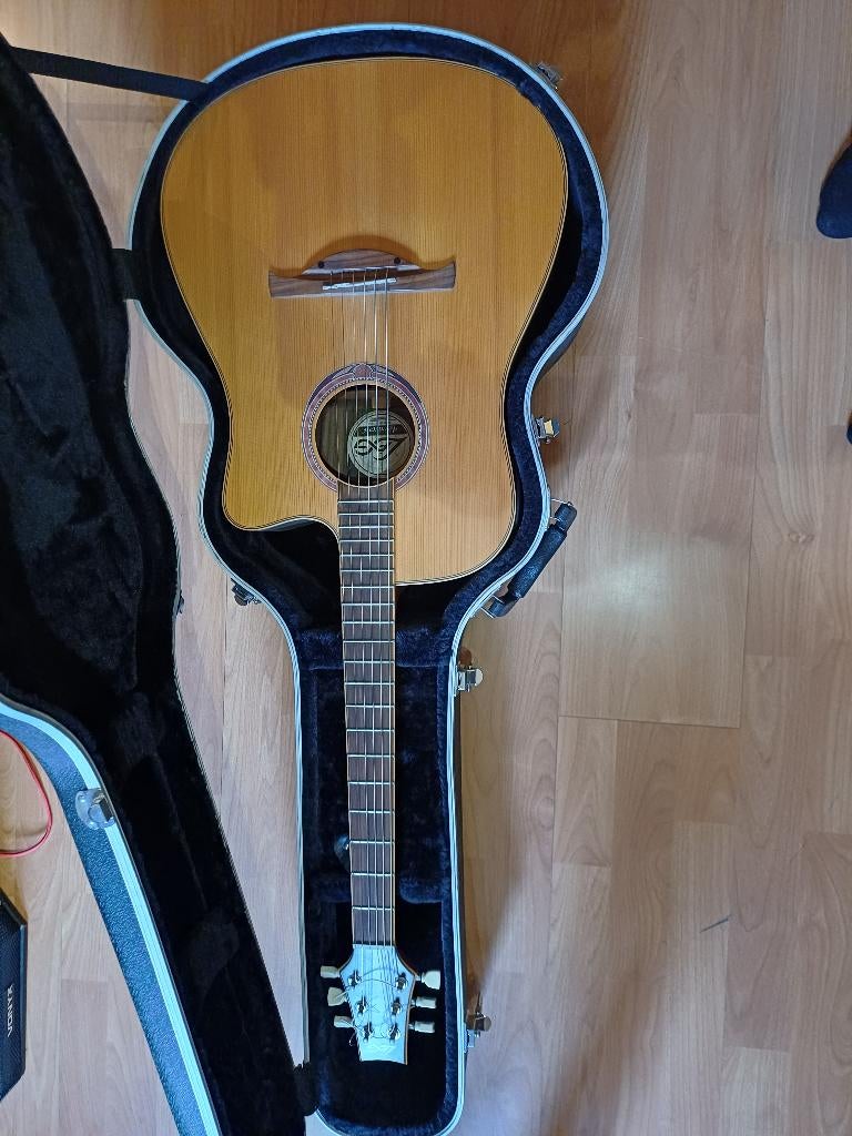 LAG guitare winter 4 seasons 400 dce, Enlèvement, Comme neuf, Guitare Western ou Guitare Folk, Avec valise