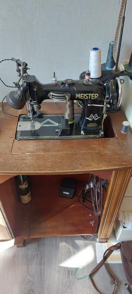 Antiek naaimachine met tafel., Enlèvement