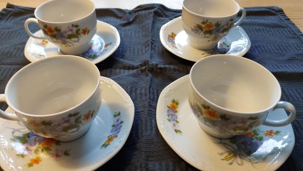 Lot de quatre tasses vintage fleuri, Antiquités & Art, Curiosités & Brocante, Enlèvement ou Envoi