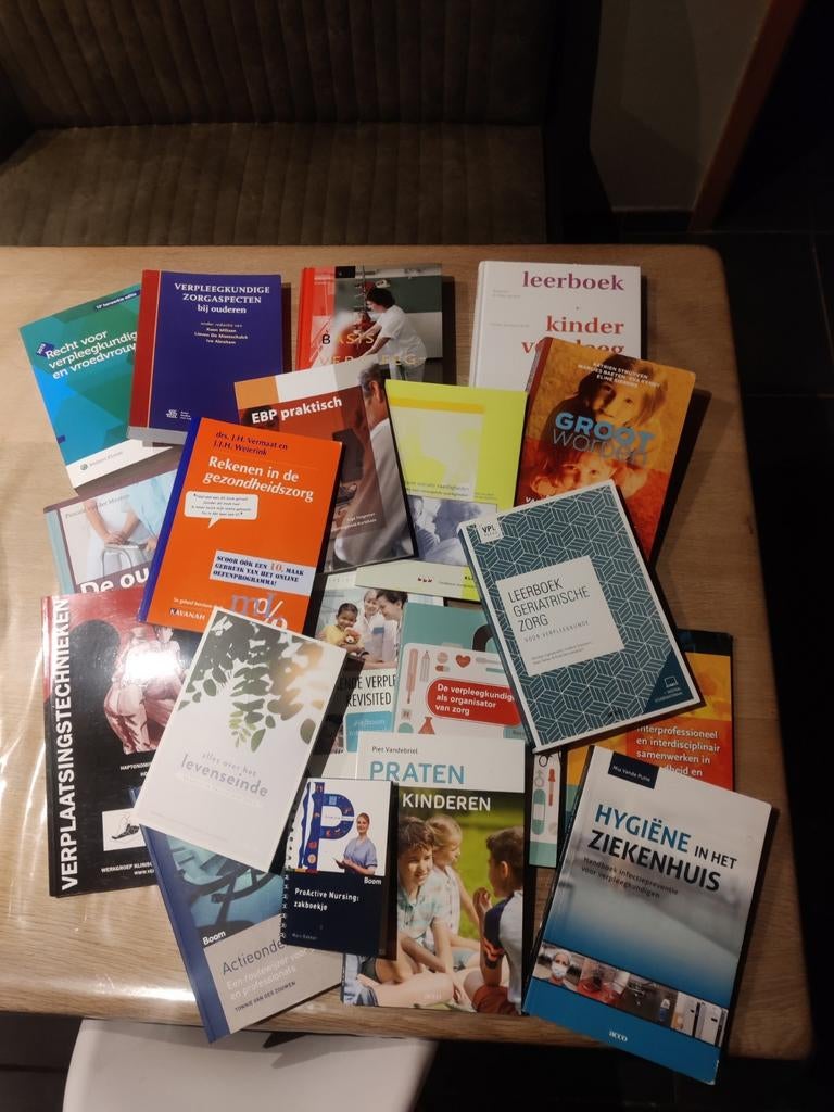 18 schoolboeken verpleegkunde, Boeken, Ophalen, Zo goed als nieuw