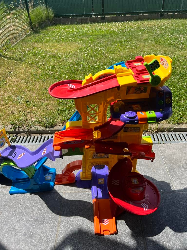 Complete set Vtech toet toet auto’s stuntpark en wasstraat, Enlèvement ou Envoi, Comme neuf, 2 à 4 ans