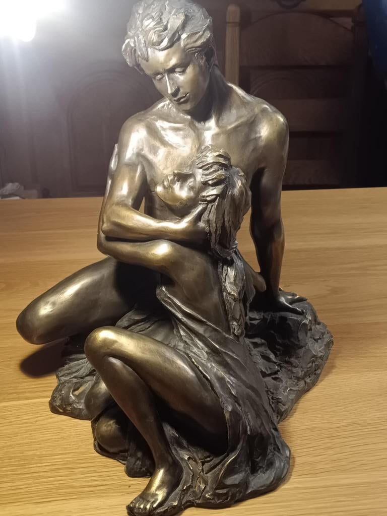 Grote bronzen beeldhouwwerk met patina Omarmend paar, Antiek en Kunst, Antiek | Brons en Koper, Brons, Ophalen