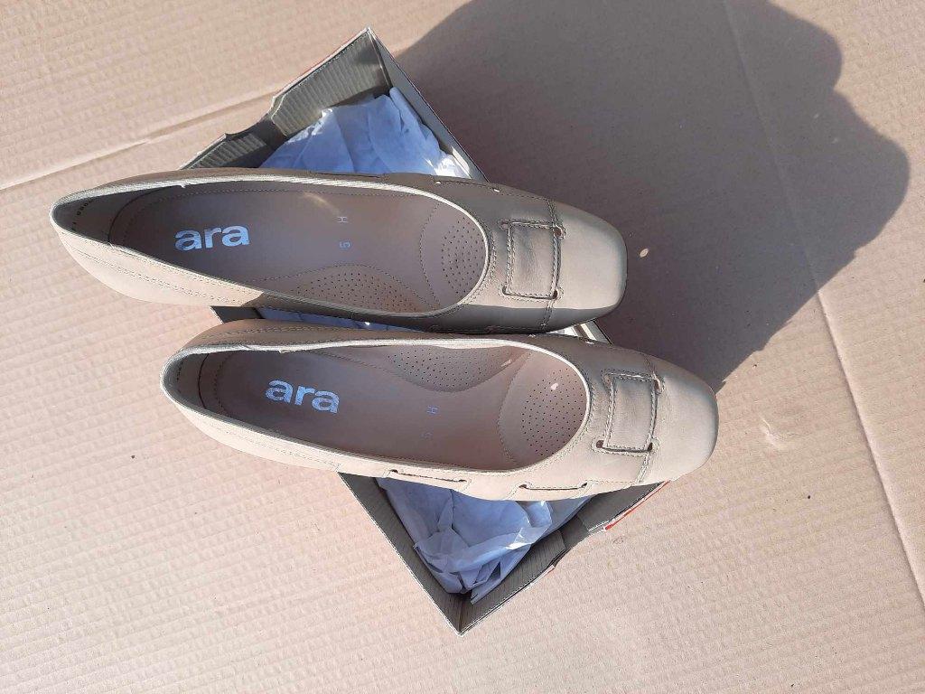 SPLINTERNIEUWE Damesschoenen - Merk: Ara - Beige - M. 38, Schoenen met lage hakken, Beige, Nieuw, Ophalen of Verzenden