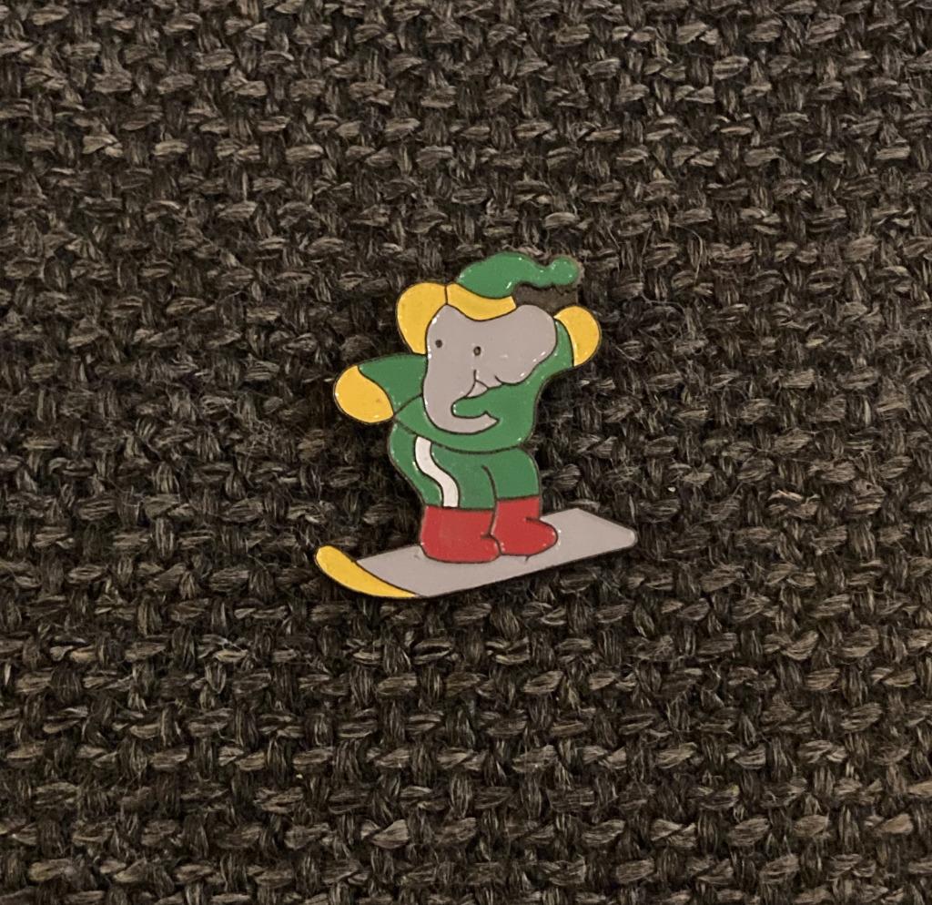 PIN - BABAR - ELEPHANT - OLIFANT - BRUNHOFF - SNOWBOARD, Collections, Envoi, Utilisé, Figurine, Insigne ou Pin's