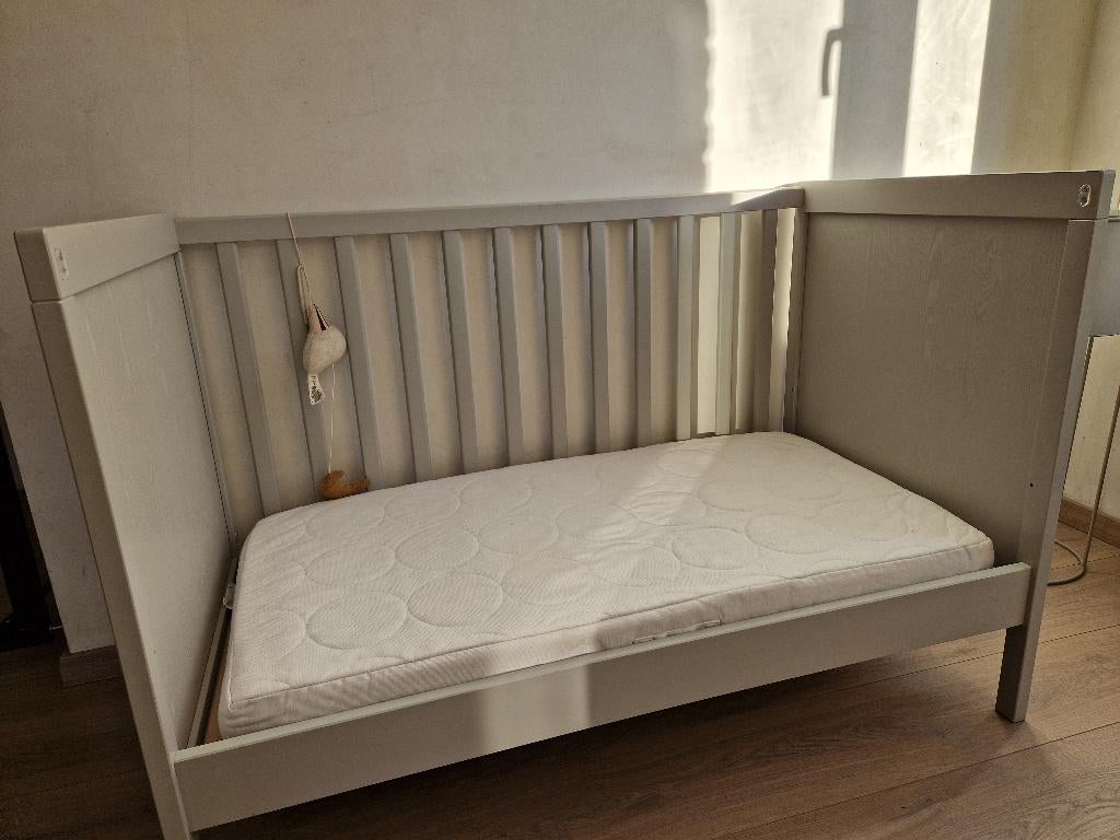 A  vendre Lit bébé + Matelas, Enfants & Bébés, Berceaux & Lits, Enlèvement, Utilisé, Lit