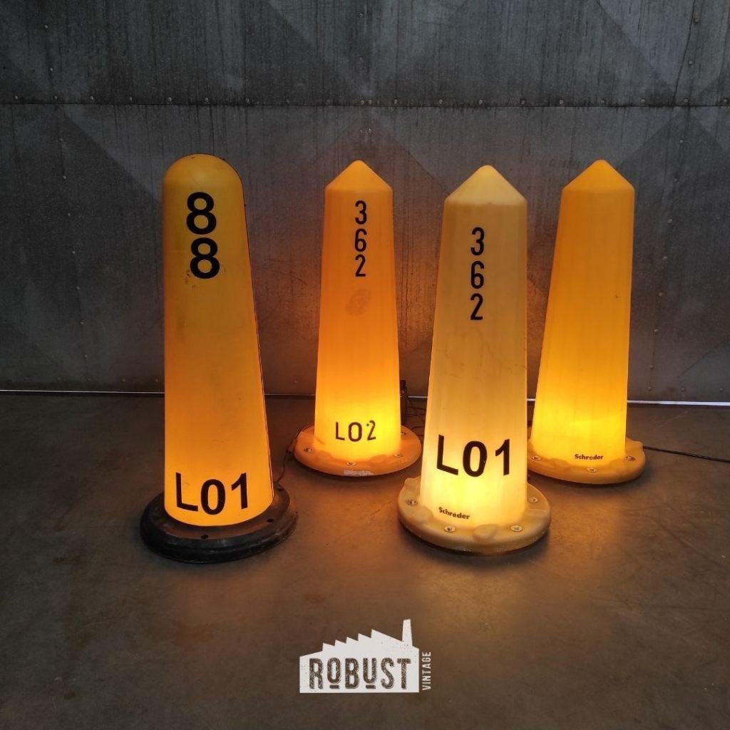 Vintage verkeerskegel lamp – lichtgevende retro zuil, Huis en Inrichting, Lampen | Vloerlampen, Zo goed als nieuw, 100 tot 150 cm