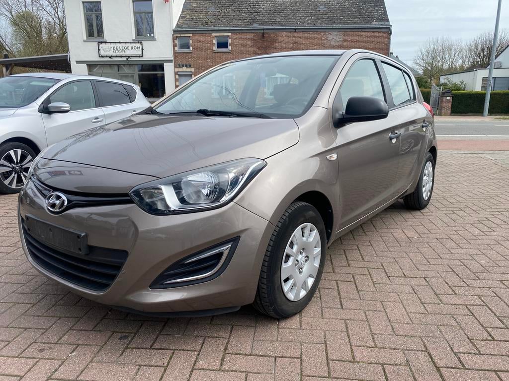 Hyundai i20 1.2 - BENZINE - VOORCAMERA - 110.000km - 2013, Auto's, Hyundai, Stof, Bruin, 1198 cc, Bedrijf