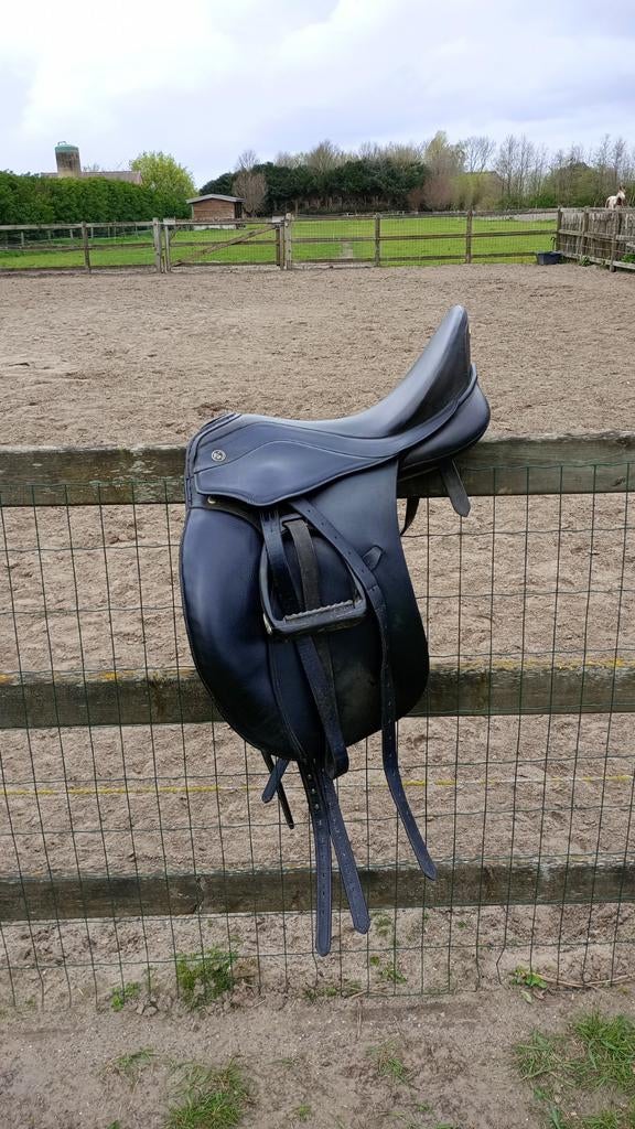 Dressuurzadels: Kieffer Inzell en Kent and Masters DX, Animaux & Accessoires, Chevaux & Poneys | Selles, Enlèvement