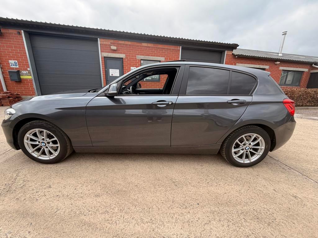 BMW 1 SERIE ✅ 118iA AUTOMAAT BENZINE CARPLAY  H/K audio PANO, Auto's, 1498 cc, Bedrijf, 5 deurs, 3 cilinders