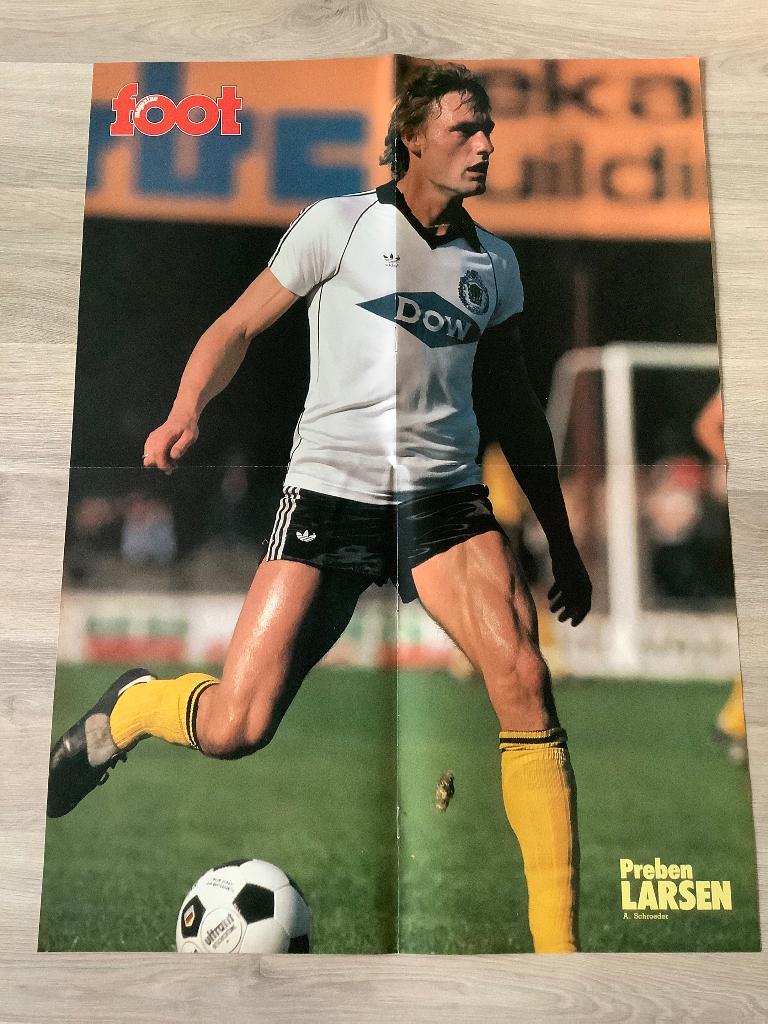 Grote poster Preben Larsen bij Lokeren, Verzamelen, Sportartikelen en Voetbal, Ophalen of Verzenden, Zo goed als nieuw, Poster, Plaatje of Sticker