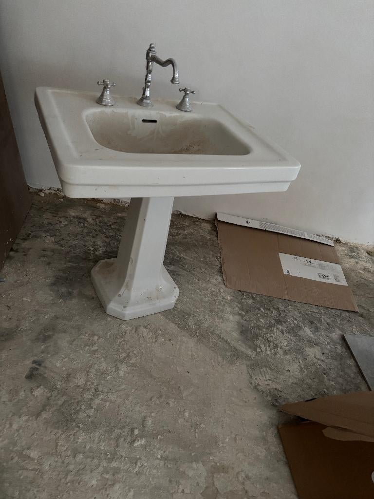 2 Klassieke vrijstaande wastafels met voet (retro stijl), Huis en Inrichting, Badkamer | Badkamermeubels, Ophalen, Zo goed als nieuw