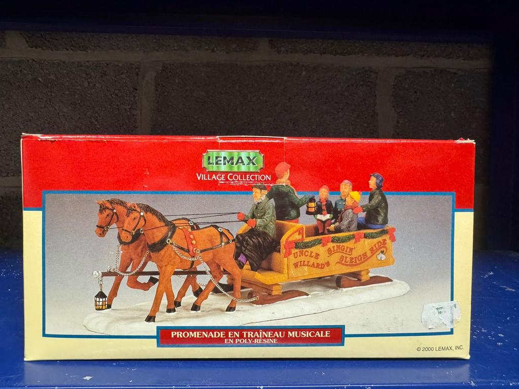 Lemax kerst slede met paarden bewegend/muzikaal 03330A compl, Diversen, Kerst, Ophalen, Zo goed als nieuw