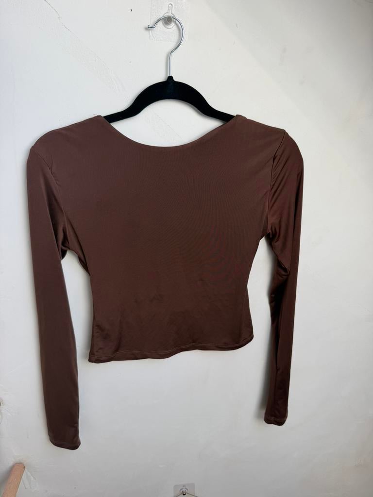 Stradivarius open rug top bruin – trendy long sleeve, Kleding | Dames, Topjes, Zo goed als nieuw, Maat 38/40 (M), Bruin, Ophalen of Verzenden