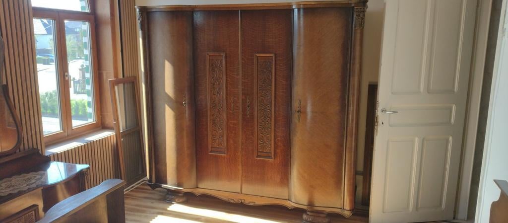 Gratis slaapkamer. Bed, 2 nachtkastje, kleerk, lavabo kast.