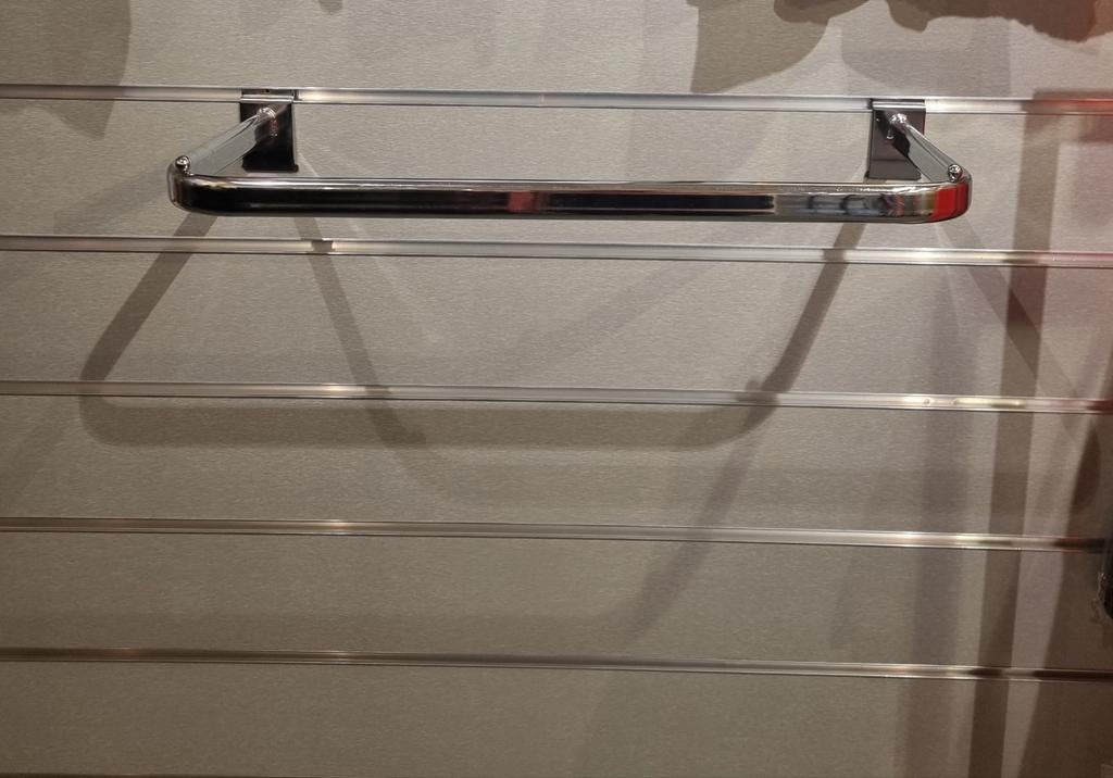 Tringle a vetements pour mur lambrisse, Maison & Meubles, Enlèvement