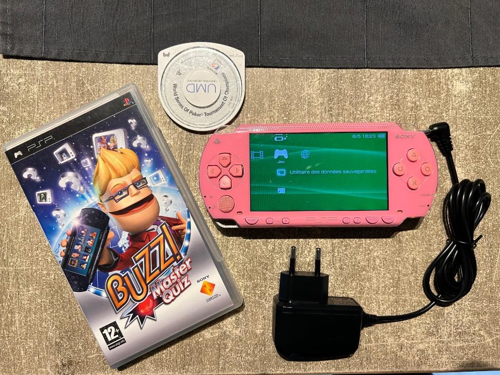Console SONY PSP-1004, Games en Spelcomputers, Spelcomputers | Sony PSP, Met games, Ophalen of Verzenden, Zo goed als nieuw, Roze
