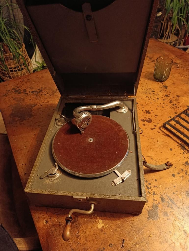 Charmant gramophone portable British, Antiquités & Art, Antiquités | TV & Hi-Fi, Enlèvement ou Envoi