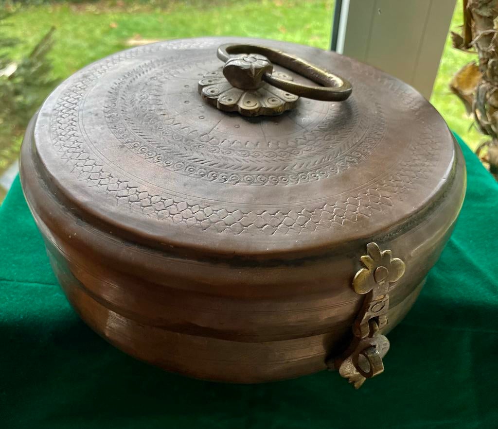 Boîte vintage asiatique en cuivre avec gravures — 20 cm », Enlèvement ou Envoi, Cuivre