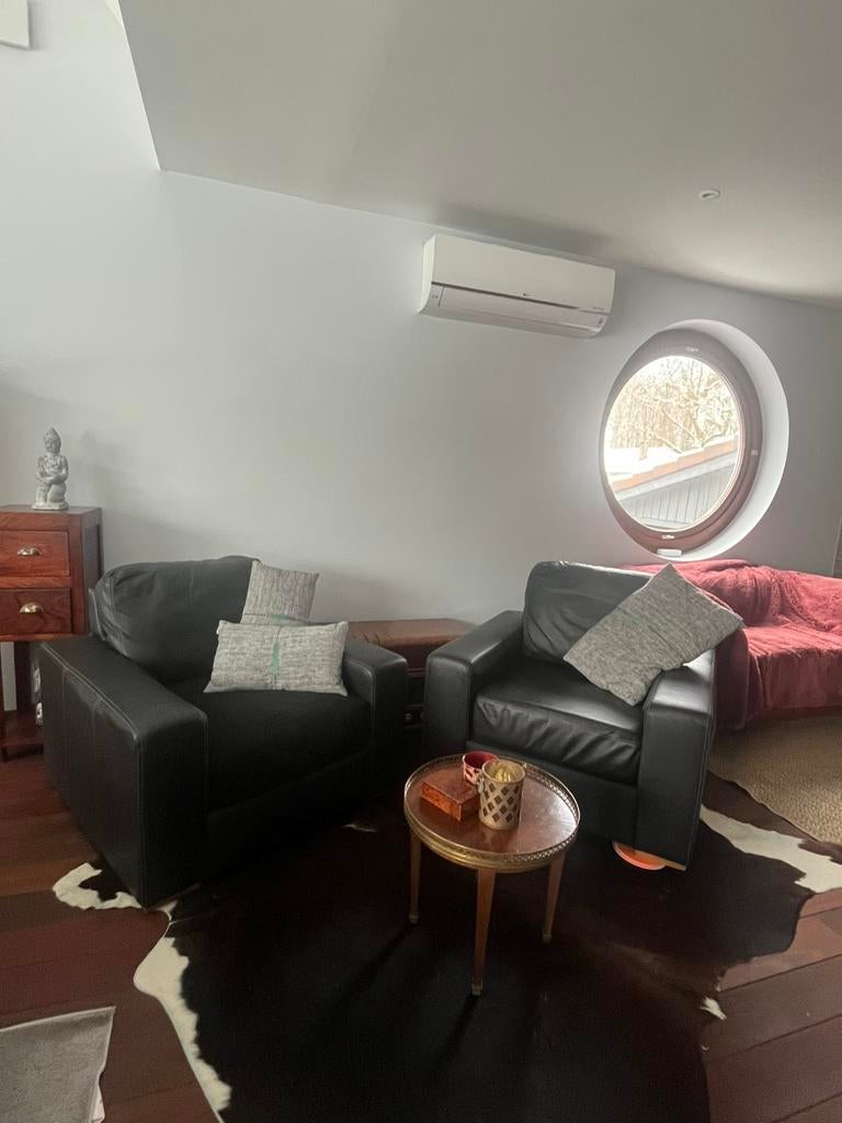 Deux canapés type Club en cuir noir, Enlèvement