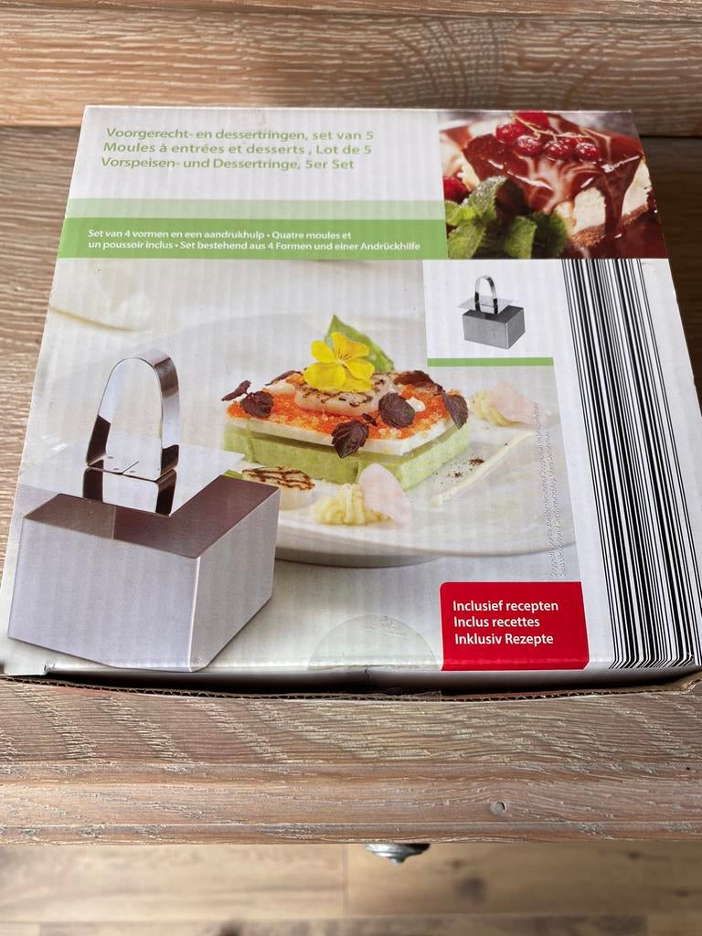 Emporte-pièces, lot de 4 avec poussoir, Neuf