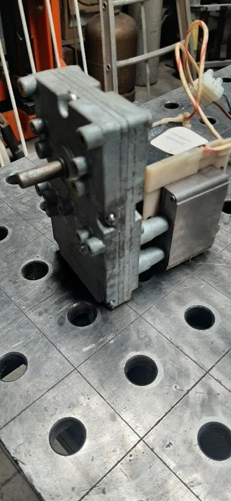 Kleine elektrische motor, Doe-het-zelf en Bouw, Ophalen of Verzenden, Nieuw, Elektromotor