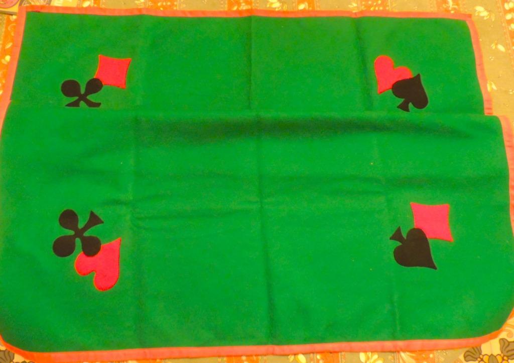 Tapis de bridge neuf décoré vendu au profit de NiNo Feliz, Hobby & Loisirs créatifs, Jeux de société | Jeux de cartes, Enlèvement ou Envoi