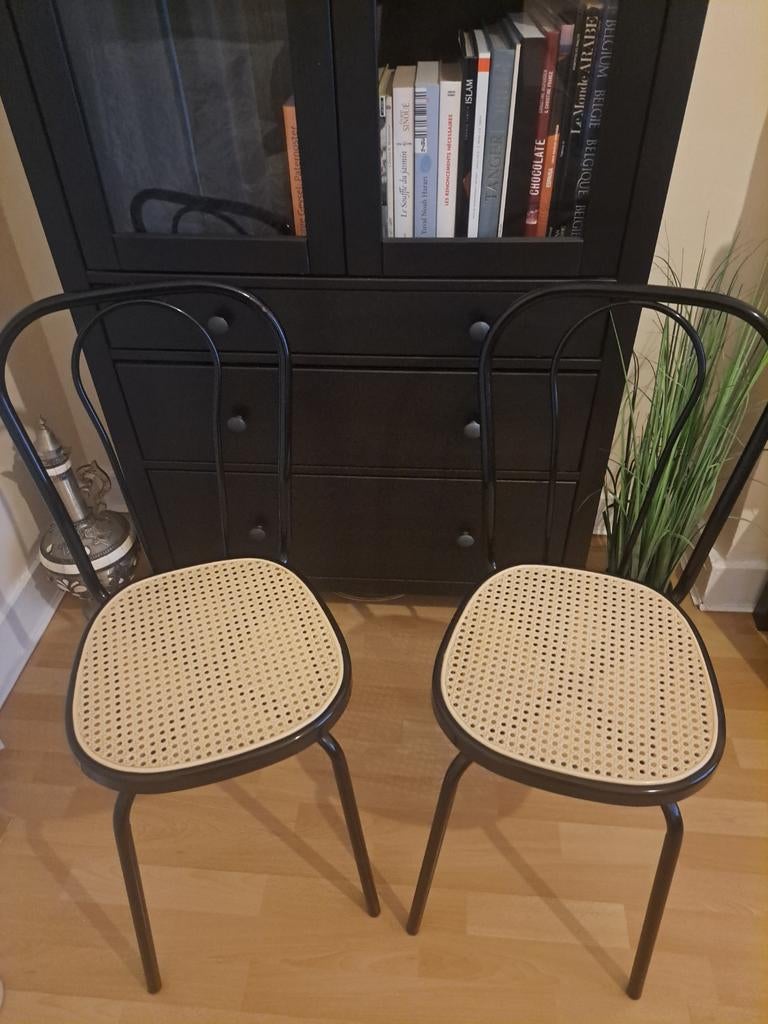 Stoelen in bistrostijl in zwart metaal, zitting van imitatie, Ophalen, Metaal