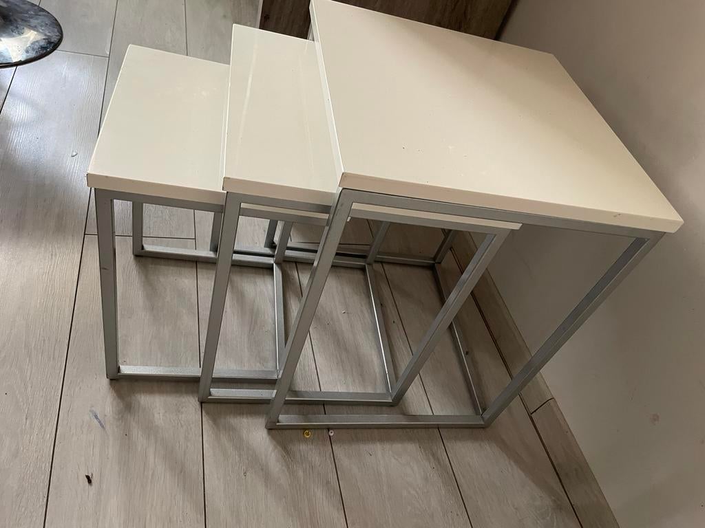 Table gigogne 3 pièces blanches en bon état, Enlèvement
