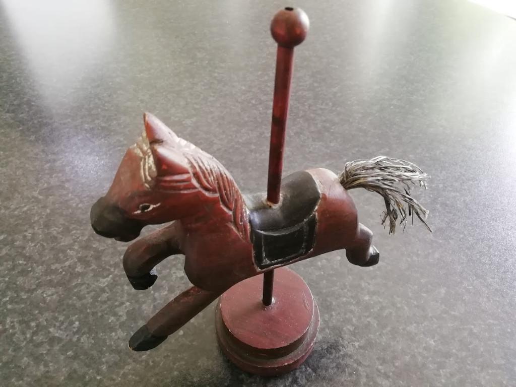 Houten paardje op sokkeltje, Ophalen of Verzenden