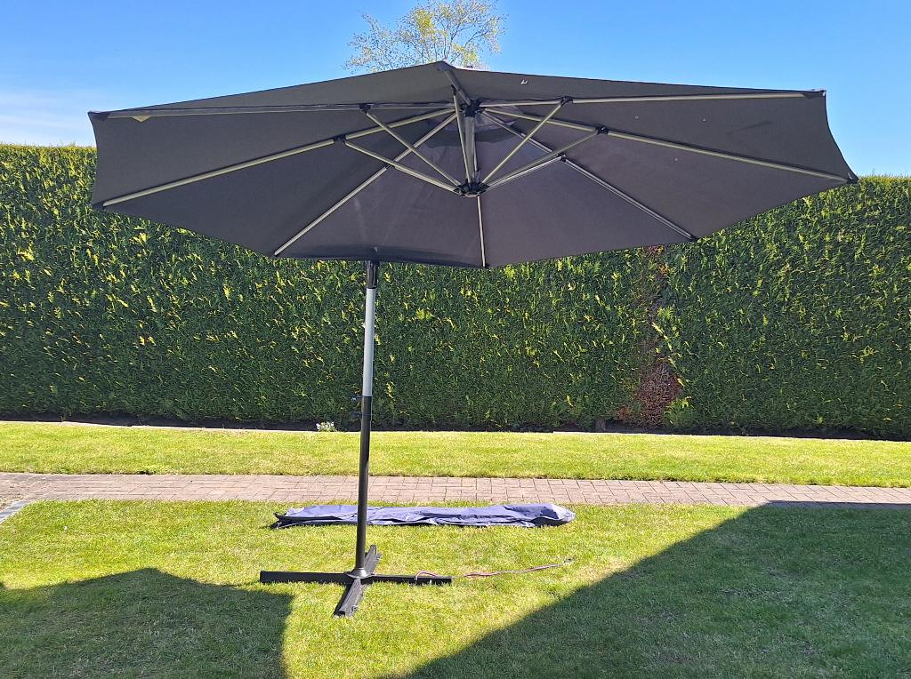 Zweefparasol, stabiele voet, beschermhoes, donkergroen., Ophalen, Verstelbaar, Gebruikt, 2 tot 3 meter