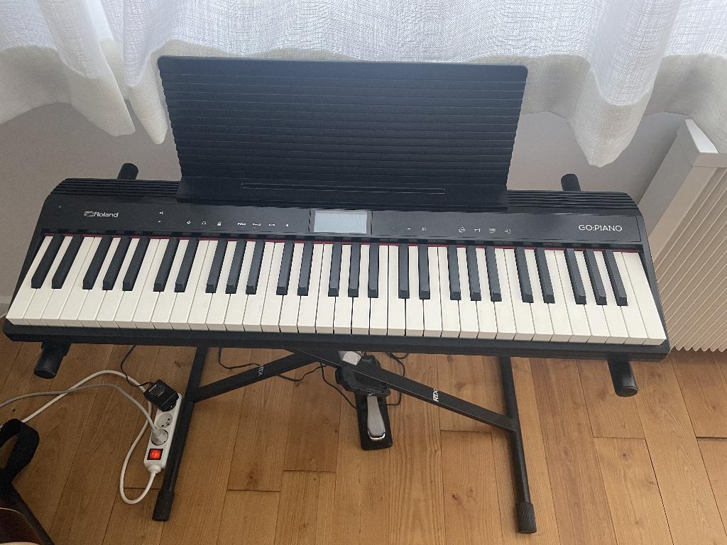 Clavier piano ROLAND + pédale + socle + housse transport, Musique & Instruments, Claviers, Enlèvement, Utilisé, 61 touches, Roland
