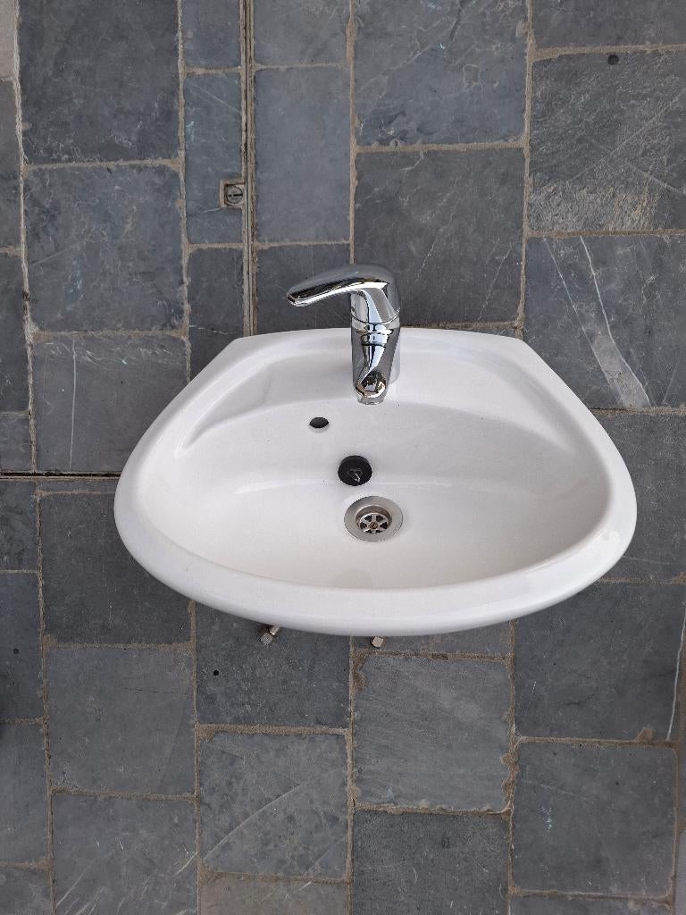 Lavabo avec robinet d'eau chaude et froide et krepine., Maison & Meubles, Salle de bain | Meubles de Salle de bain, Enlèvement