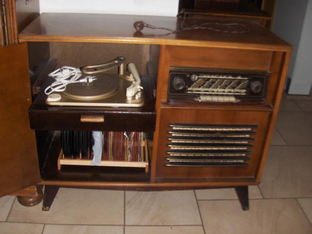 Meuble tourne disque année 60 + 32 disques ancien., Enlèvement