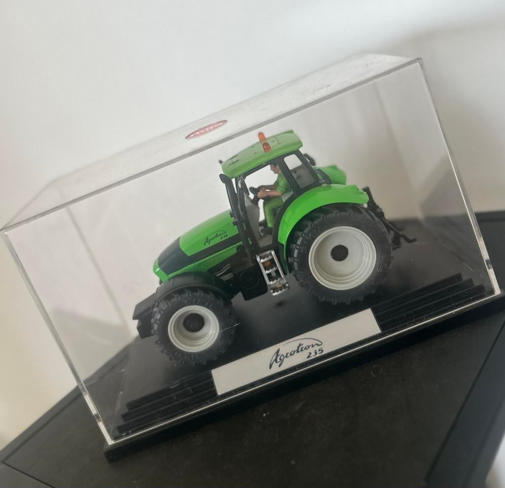 Deutz-Fahr Agrotron 235 1:32 – met display vitrine, Hobby & Loisirs créatifs, Voitures miniatures | 1:32, Comme neuf, SIKU, Enlèvement ou Envoi