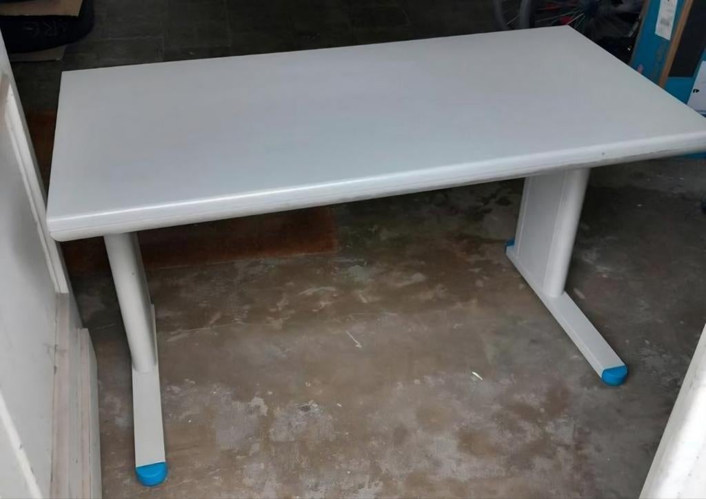 Bureau métallique professionnel

Dimensions :
Longueur 120 c, Enlèvement, Bureau