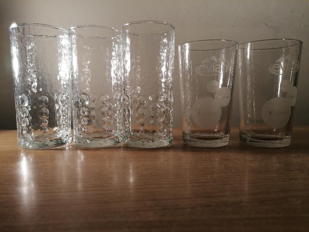 Kakofonie aan allerlei drinkglazen, Ophalen