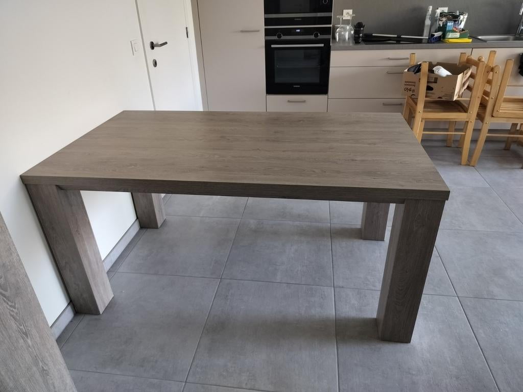 Table robuste en bois gris, Enlèvement