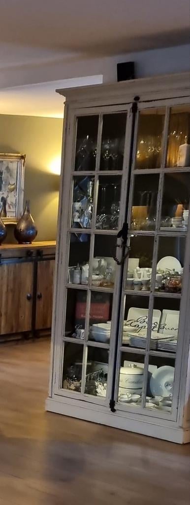 Ancienne vitrine blanche, Enlèvement