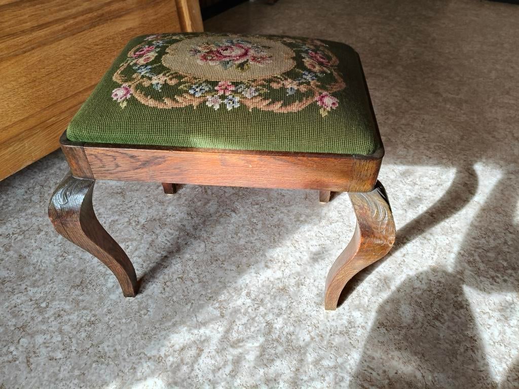 Oud voetenbankje met geborduurd kussen, Ophalen