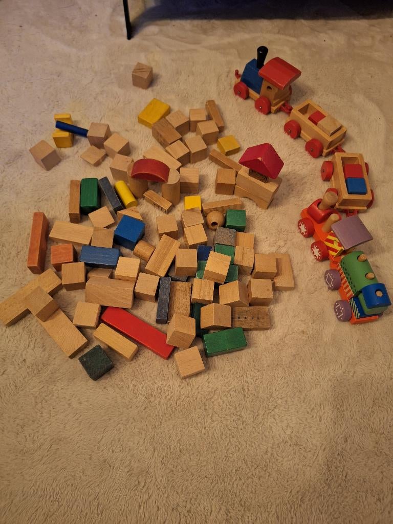 Houten blokken met 2 treintjes, Kinderen en Baby's, Speelgoed | Bouwstenen, Ophalen, Gebruikt, Overige merken