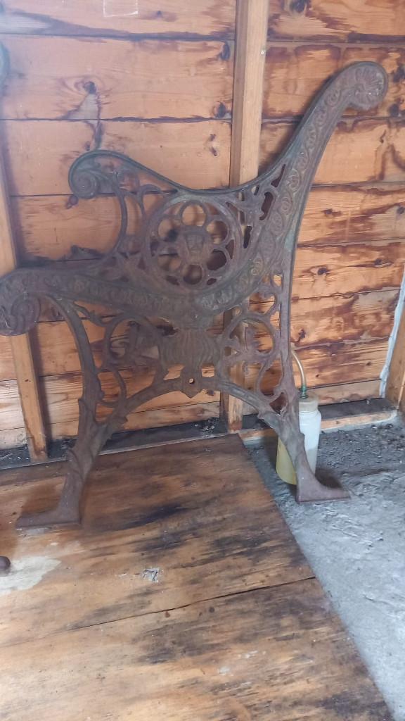 PIEDS EN FONTE POUR BANC DE RÉSERVOIR, Enlèvement, Utilisé, Autres matériaux